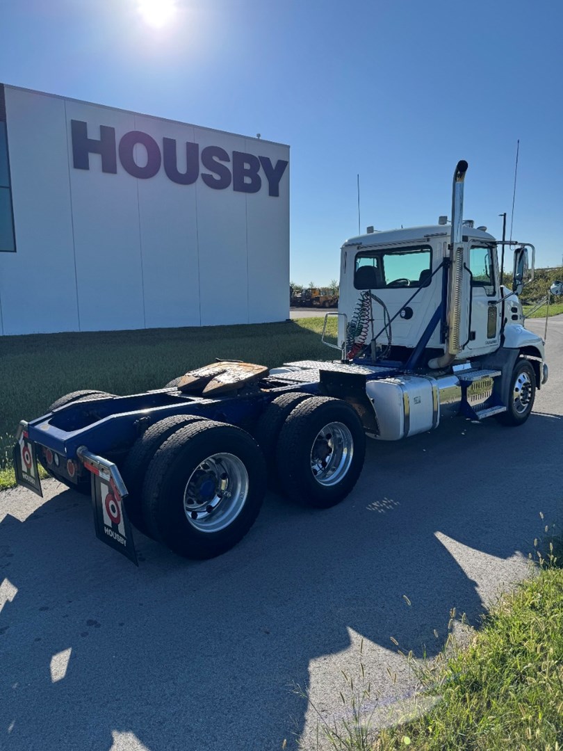 2016 Mack Day Cab - image 6